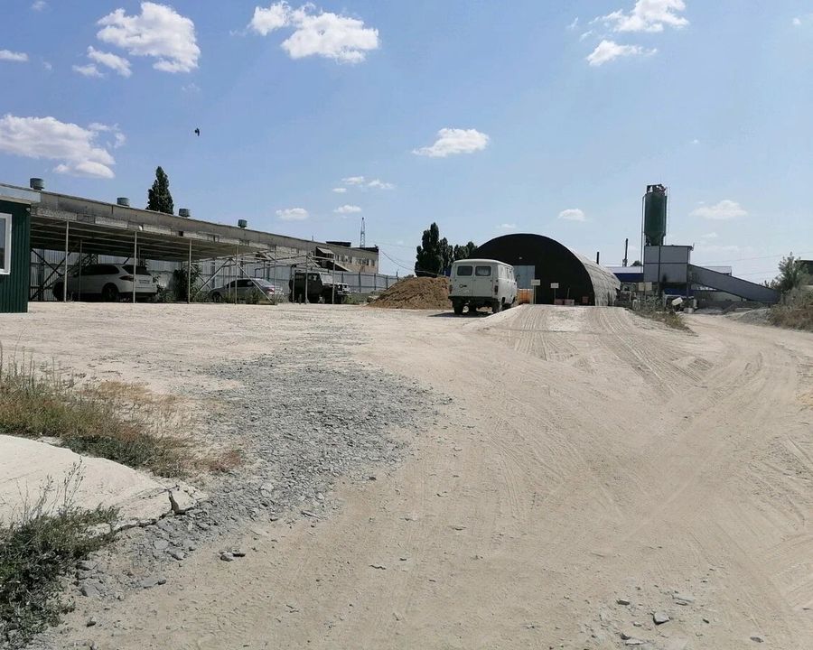 Площадка РБУ в посёлке Пригородный: силос, ангар и мастерские